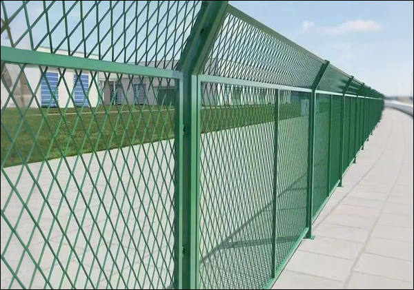 Modular panels bolt-fixed posts