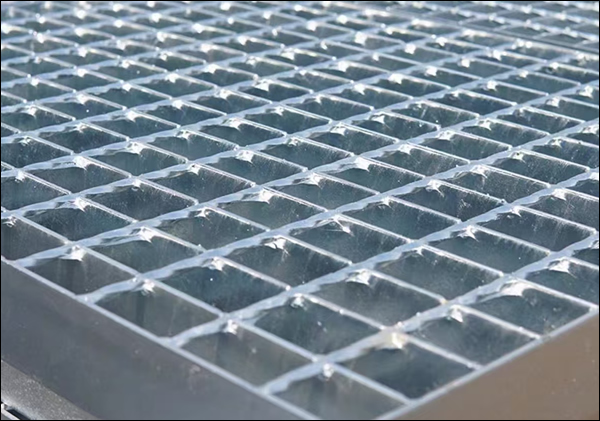 Welded steel grating panel with galvanized finish, square mesh openings